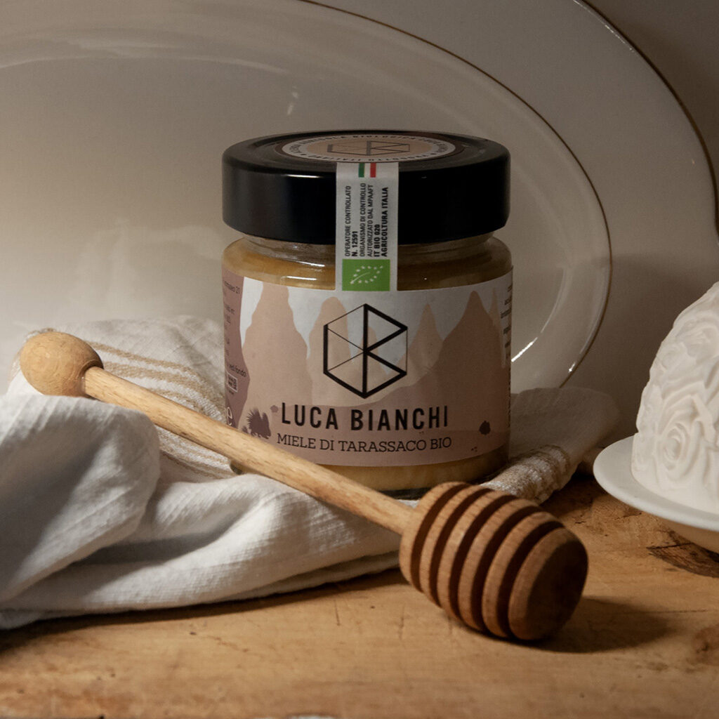 Jar of honey with the new label designed for Luca Bianchi Bio. The honey is made with tarassaco. The cup of the jar is black.